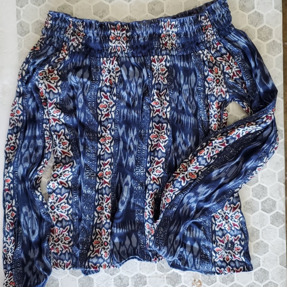 Girl Hollister small shoulder top,